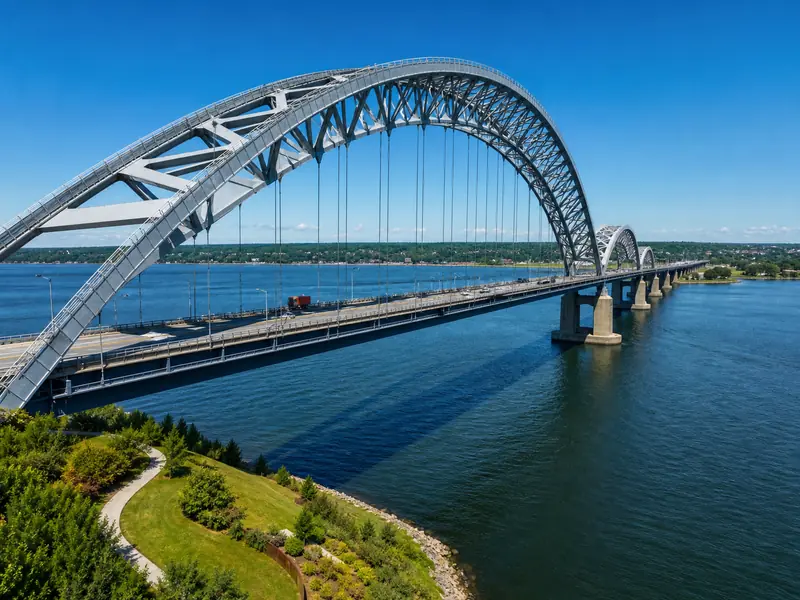 Large steel arch bridge for modern transport infrastructure