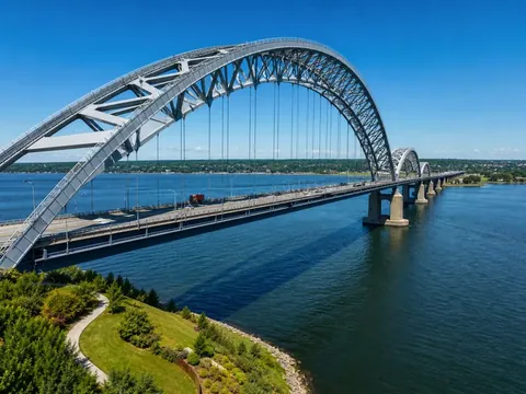 Large steel arch bridge for modern transport infrastructure